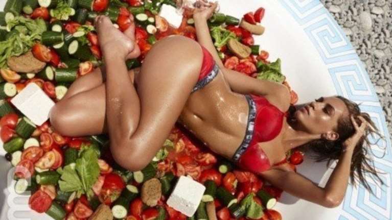 Όταν οι παίκτριες του Next top Model πόζαραν μέσα σε χωριάτικη σαλάτα!