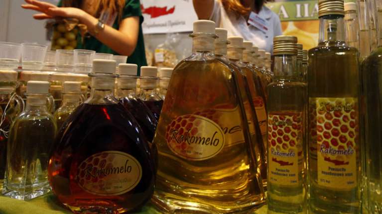 Guardian: Το ρακόμελο ανάμεσα στα 10 καλύτερα ποτά του χειμώνα