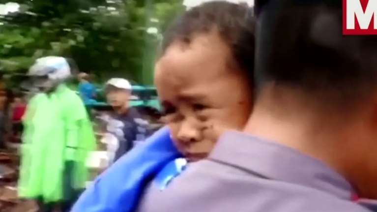 Η στιγμή που ο 5χρονος Άλι ανασύρεται ζωντανός στην Ινδονησία (βίντεο)