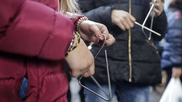 Ανήλικοι λήστεψαν 13χρονα παιδιά που έλεγαν τα κάλαντα