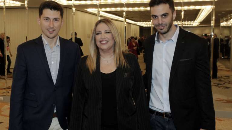 Το... κομμουνιστικό κρασί που κέρασε ο Κουτσούμπας το ΚΙΝΑΛ! (φωτό)