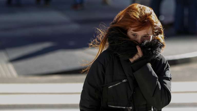 Ο καιρός βελτιώνεται, αλλά το τσουχτερό κρύο παραμένει