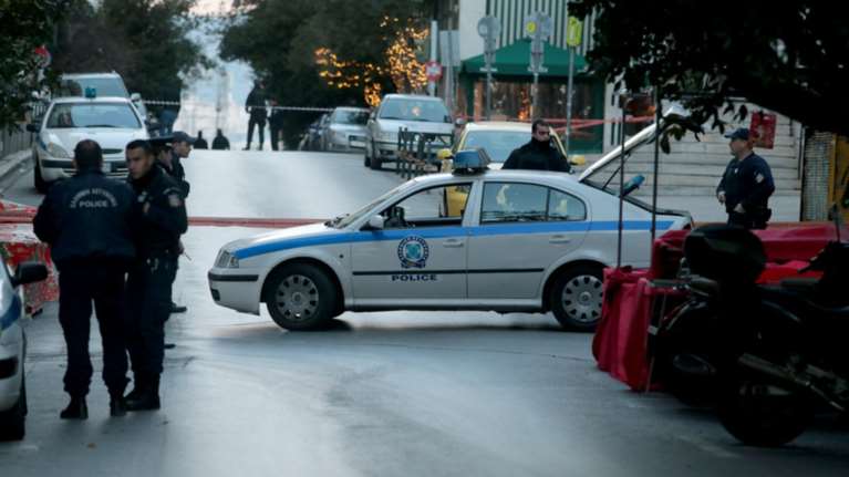 Εκρηξη βόμβας στο Κολωνάκι, τραυματίες αστυνομικός και νεωκόρος