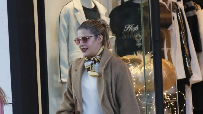 Τζένη Θεωνά: Δείτε την σε σπάνια έξοδο στον έκτο μήνα της εγκυμοσύνης της