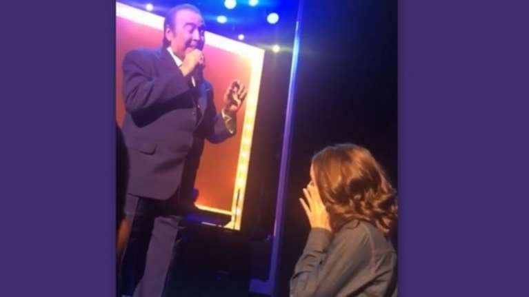 Τόλης Βοσκόπουλος: Η τρυφερή αφιέρωση και τα δάκρυα μπαμπά - κόρης [Βίντεο]