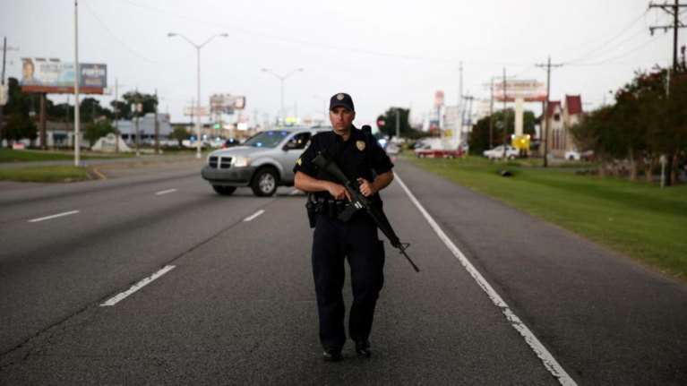 Εφηβοι θαμένοι στον κήπο του πατέρα τους που εργαζόταν ως Αη Βασίλης