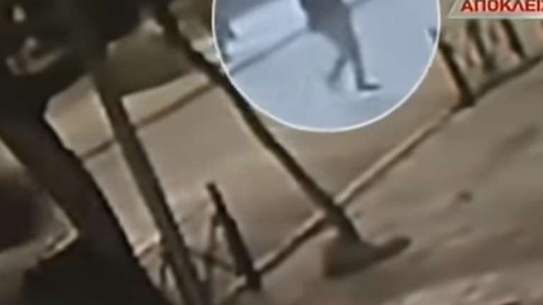 Τροχαίο στο Αιγάλεω: Η στιγμή που η μηχανή χτυπά τον 21χρονο πεζό (βίντεο)