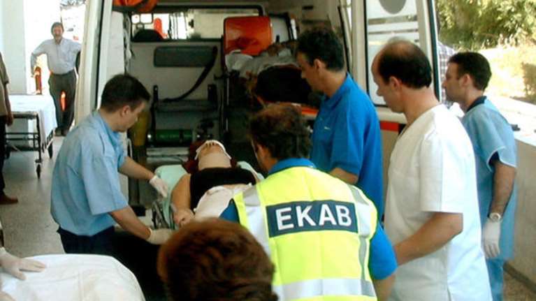 Συναγερμός στη Λάρισα, μητέρα ήπιε βενζίνη μέσα στο σπίτι