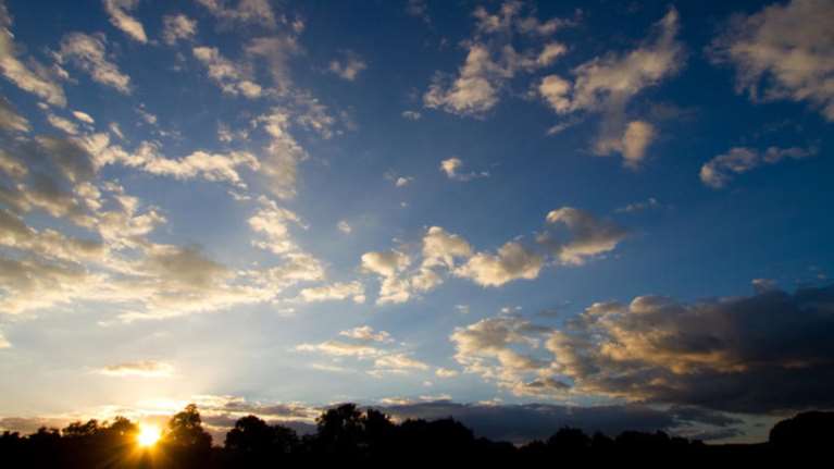 Ηλιοφάνεια και τοπικές βροχές το Σάββατο