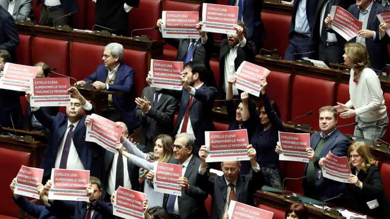 Ιταλία: Σε τεταμένη ατμόσφαιρα εγκρίθηκε ο προϋπολογισμός