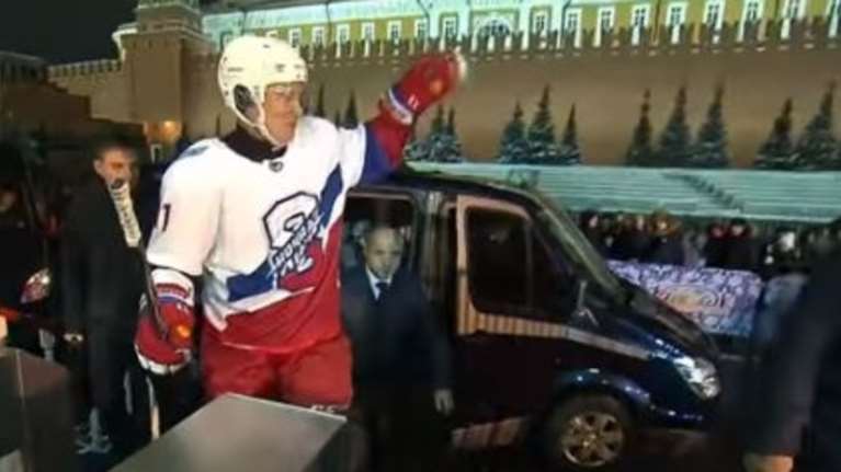 Στην Κόκκινη Πλατεία για αγώνα χόκεϊ ο Πούτιν