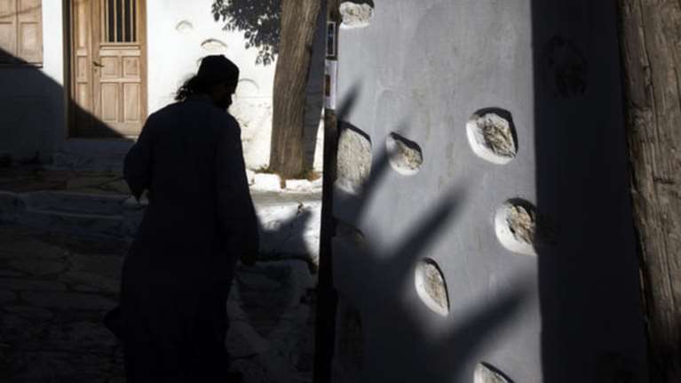 Χτύπησαν με ξύλο και λήστεψαν παπά - Τον περίμεναν έξω από το σπίτι του