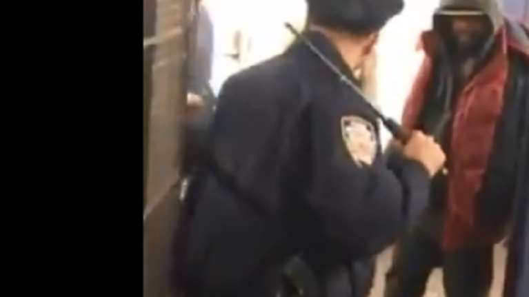 Αστυνομικός έβγαλε νοκ άουτ επιθετικούς άστεγους χωρίς όπλο (βίντεο)