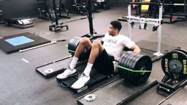 Ο Γιάννης Αντετοκούνμπο σήκωσε 260 κιλά κάνοντας γέφυρα! (βίντεο)