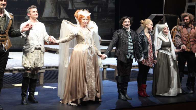 Βασίλης Χαραλαμπόπουλος: Τι κάνει η βασίλισσα Ελισσάβετ όταν βαριέται;