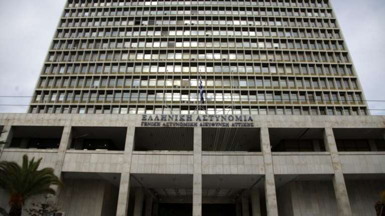 Λήστεψαν γυναίκα πίσω από την ΓΑΔΑ- συνελήφθη ο ένας δράστης