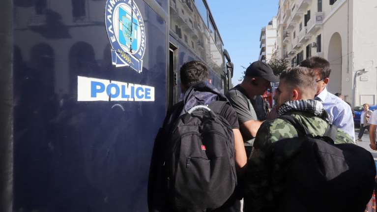 Καταγγελίες Spiegel: Έλληνες στέλνουν πίσω πρόσφυγες με τα εσώρουχα