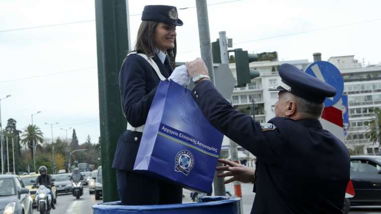 Αναβίωσαν τα «βαρέλια» της Τροχαίας σε Αθήνα και Θεσσαλονίκη