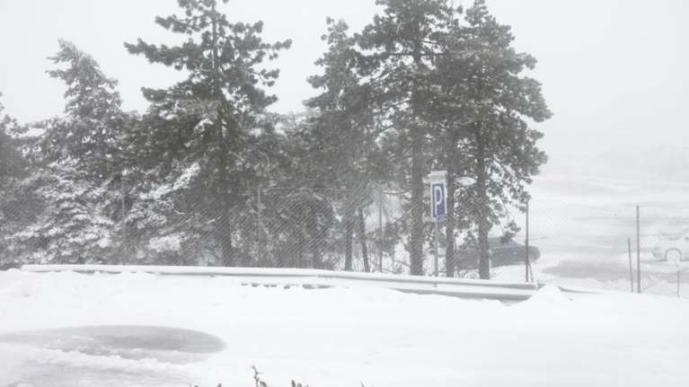 Έκλεισε λόγω χιονόπτωσης ο δρόμος προς Πάρνηθα