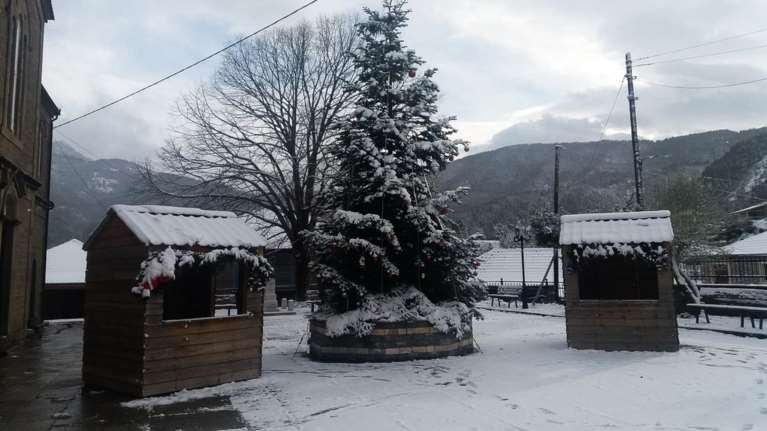 Σαρώνει o «Ραφαήλ»: Εγκλωβισμοί, κατολισθήσεις, κρύο και χιόνια