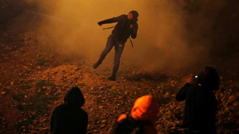 Πνίγηκε στα δακρυγόνα η προσπάθεια μεταναστών να μπουν στις ΗΠΑ (φωτό)