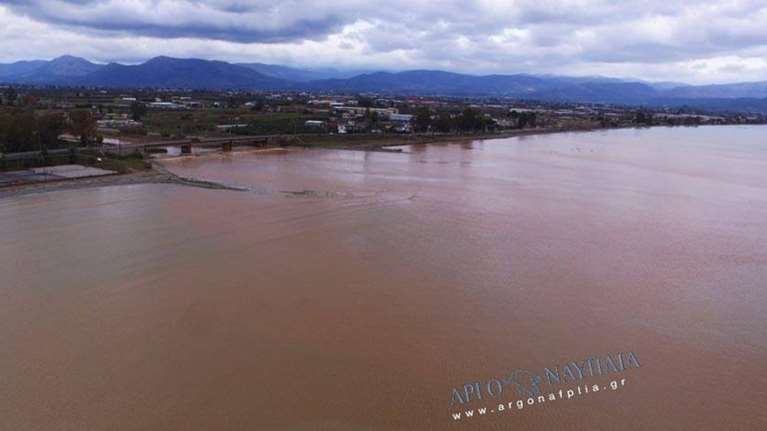 Καφέ η θάλασσα στη Νέα Κίο - Πλάνα από drone