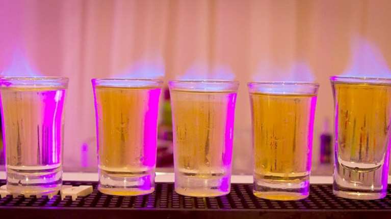 Έπιναν, κερνούσαν σφηνάκια με πλαστά 20ευρα και γίνονταν «καπνός»