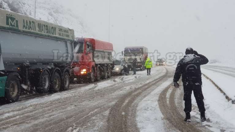 Προβλήματα στην κυκλοφορία λόγω χιονιά σε 182 σημεία σε όλη τη χώρα