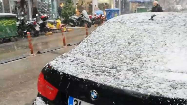 Χιονίζει στο κέντρο της Θεσσαλονίκης-Βίντεο