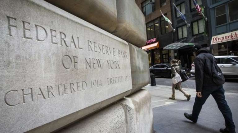 Δεν παραιτείται ο πρόεδρος της Fed ακόμη κι αν του το ζητήσει ο Τραμπ