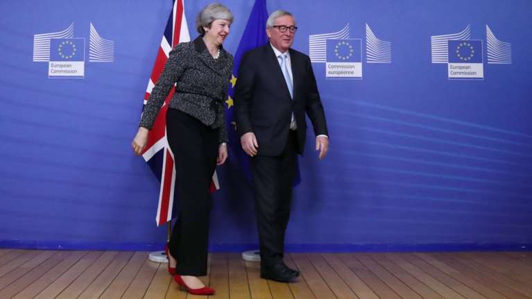 Brexit: «Φιλική» τηλεφωνική επικοινωνία Γιούνκερ - Μέι