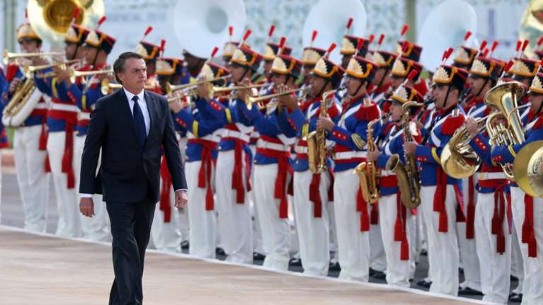 O Mπολσονάρου βγάζει τον στρατό στους δρόμους της Βραζιλίας