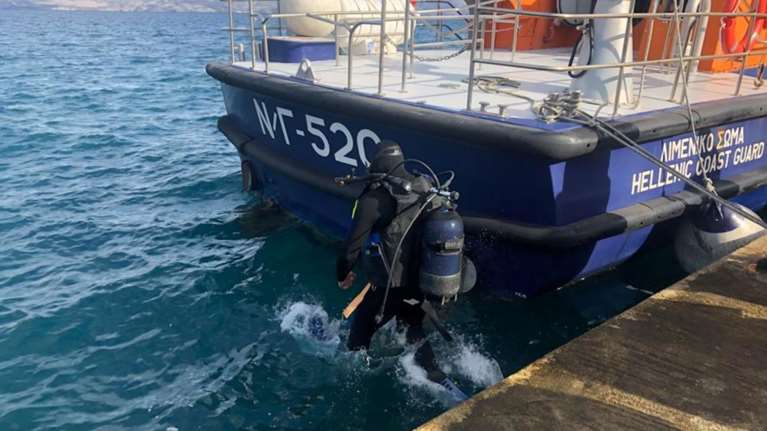 Χάθηκε ο σταυρός στο παλιό λιμάνι της Κέρκυρας-τον βρήκε δύτης