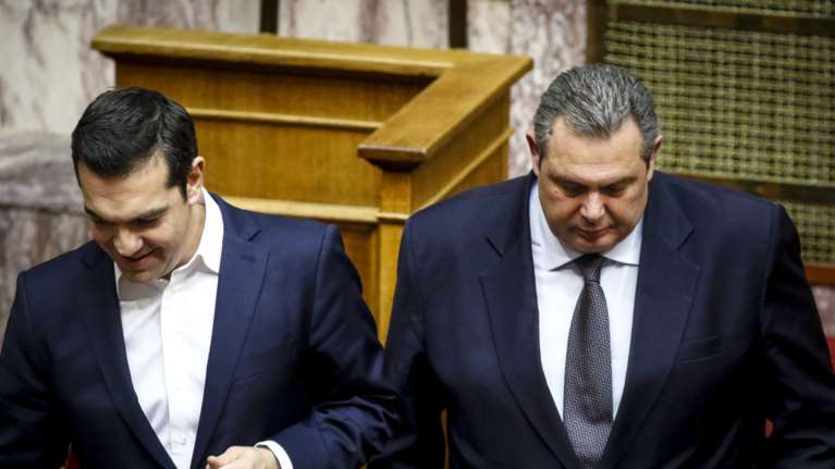 Επί ξυρού ακμής: Δυσφορία από Καμμένο, μηνύματα από Τσίπρα