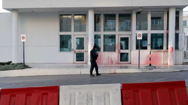 Επίθεση του Ρουβίκωνα με μπογιές στην αμερικανική πρεσβεία (φωτό)