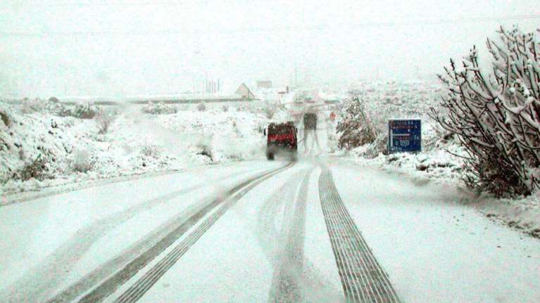 Στα λευκά η Κρήτη-χιόνια και στις παραλίες