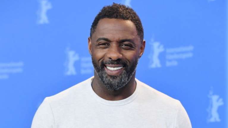 Ο πιο σέξι άντρας του κόσμου παίρνει θέση πίσω από τα deck ως DJ