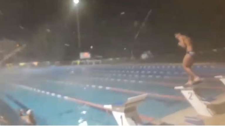 Προπόνηση  με τα χιόνια στο ανοιχτό κολυμβητήριο Γέρακα (βίντεο)