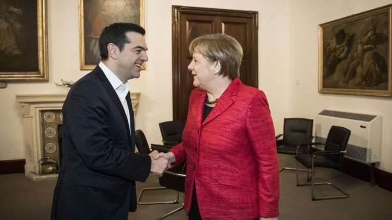 Handelsblatt: Η επιείκεια Μέρκελ στον Τσίπρα λόγω Μακεδονικού