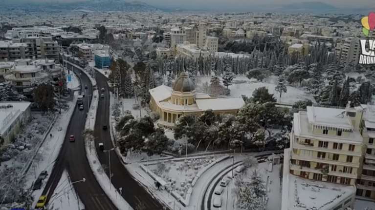 Η χιονισμένη Κηφισιά από drone - Η &quot;λευκή&quot; βίλα Καζούλη