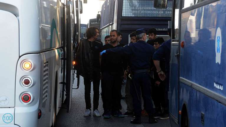 Zeit: Χιλιάδες μετανάστες επιστρέφουν στην πατρίδα τους από την Ελλάδα