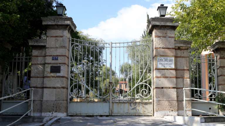 Θεανώ Φωτίου: «Το Γηροκομείο Αθηνών είναι το σκάνδαλο του κράτους πρόνοιας»