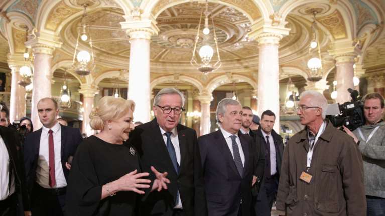 Γιούνκερ: Κάνουμε συμβιβασμούς αλλά όχι κατά της διαφθοράς