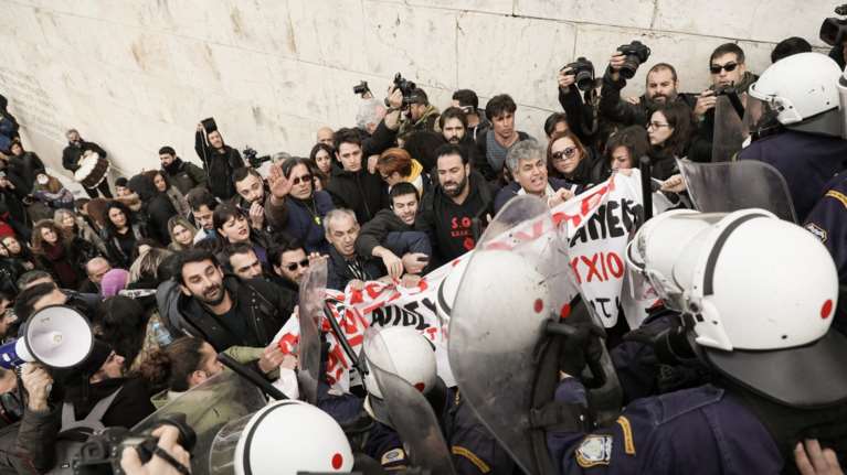 Ένταση στη συγκέντρωση των εκπαιδευτικών - Πέταξαν το στεφάνι της Μερκελ