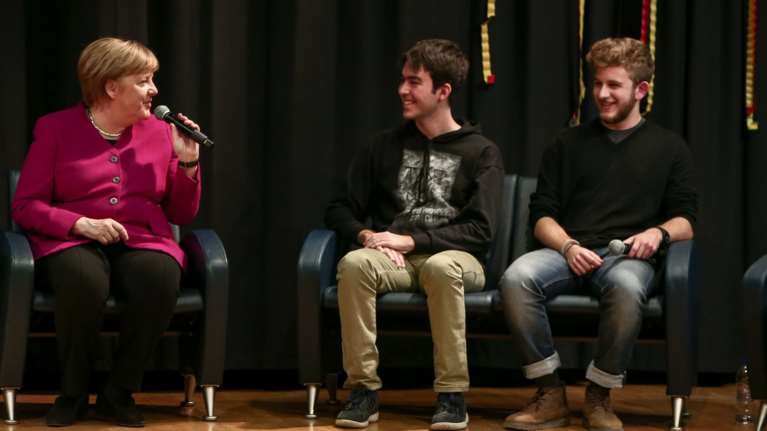 Συζήτηση εφ΄ όλης της ύλης της Μέρκελ με μαθητές στη Γερμανική Σχολή