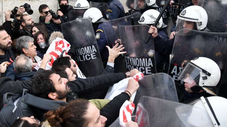 Κυβέρνηση εναντίον ΜΑΤ για τον τραυματισμό βουλευτή του ΚΚΕ