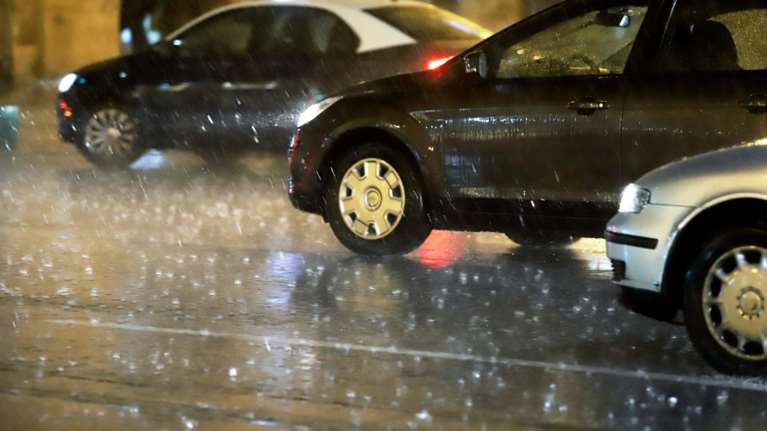 Βροχές, χιόνια και χαμηλές θερμοκρασίες σε όλη τη χώρα