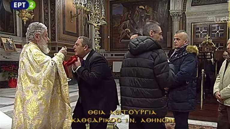 «Καλημέρα» Καμμένου με έπαρση σημαίας, Κοινωνία στη Μητρόπολη