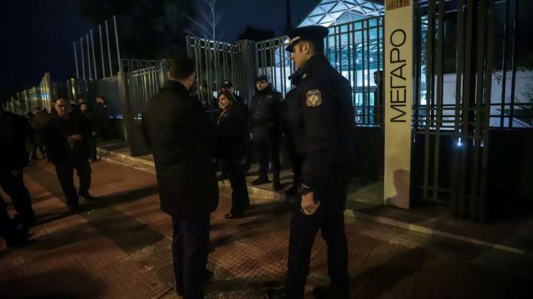 Προσαγωγές πριν την ομιλία Τσίπρα έξω από το Μέγαρο Μουσικής