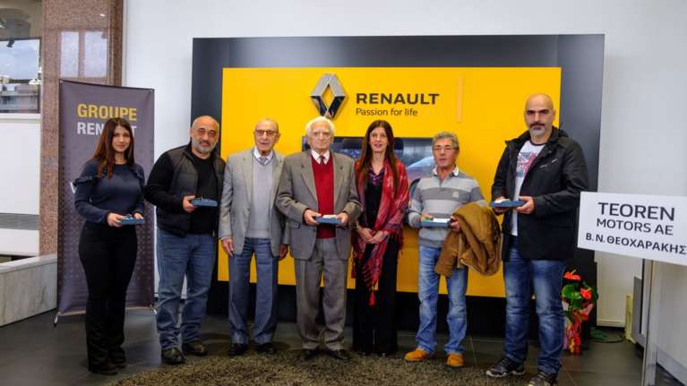 Παραδόθηκαν τα 5 Renault Clio στους πυροπαθείς από το Μάτι